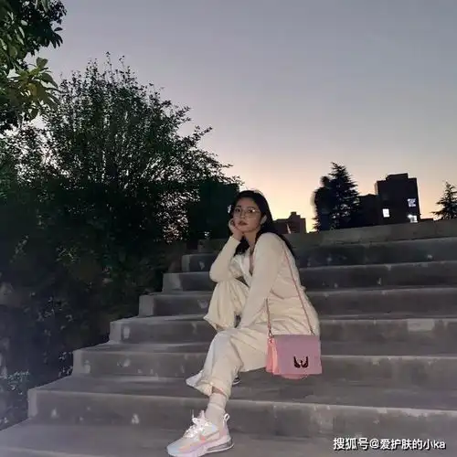 21岁周洁琼真会穿,碎花短裙外面套个西装,大长腿不像166cm