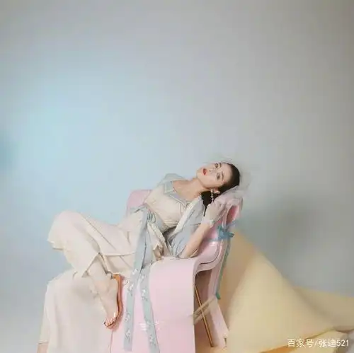 徐娇把汉元素穿出国际范