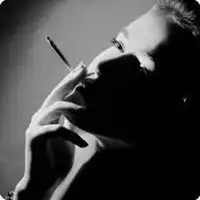 女生抽烟头像黑白烟盒