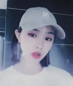 组图汪峰14岁女儿小苹果近照颜值高扎哪吒头逛超市秀美腿