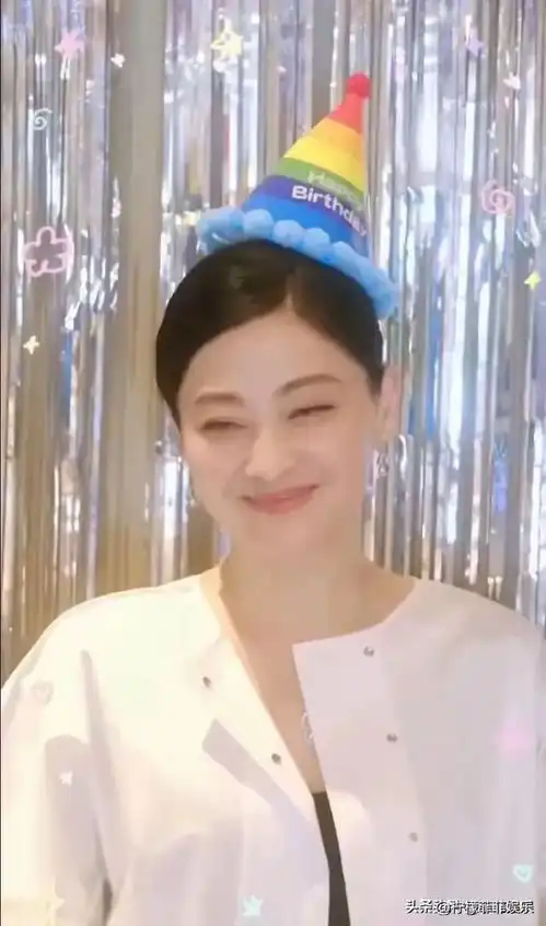 50岁梅婷在南京庆生,老公大花臂纹身抢镜女儿跟梅婷共用一张脸