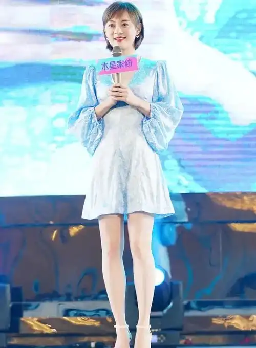 孙俪厉害了,一袭彩色花朵小短裙配长手套,女王气场好强大
