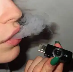 airpods当耳环,balenciaga装爆米花你心中的怪想法都被她实现了