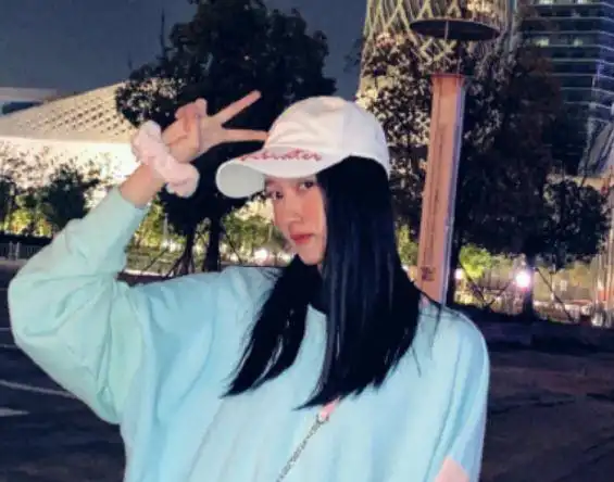 关晓彤私服真的壕,千元卫衣搭配万元牛仔裤,休闲风也可以很少女