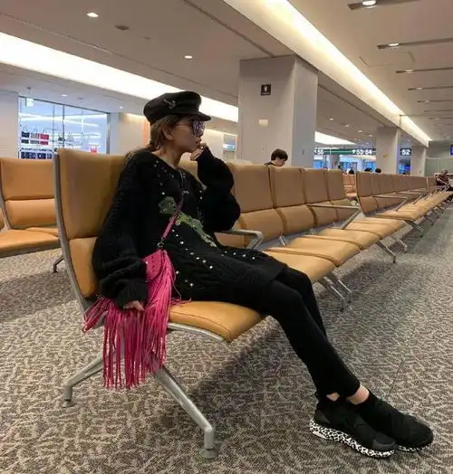 昆凌真是挺敢穿的,一身游戏制服显的更野,好身材更吸引人