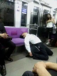 日本地铁奇葩多女子拿皮搋子吸车顶当把手图