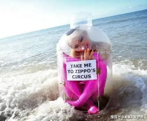 24岁女子把身体装进玻璃瓶,丢入大海,看得网友眼睛都直了