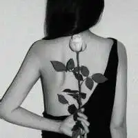 找图捧花的女子动漫头像