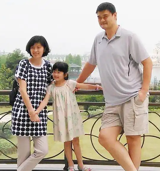 姚明带女儿外出用餐,11岁姚沁蕾又长高了网友直逼1米8