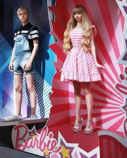 俄罗斯女孩被打造成真人芭比,被父母掌控半生,年过30仍单身