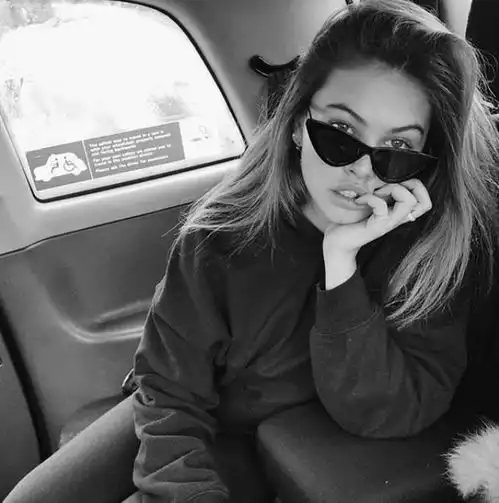 法国小仙女,6岁当选世界最美女孩,10年后登顶世界最美脸蛋