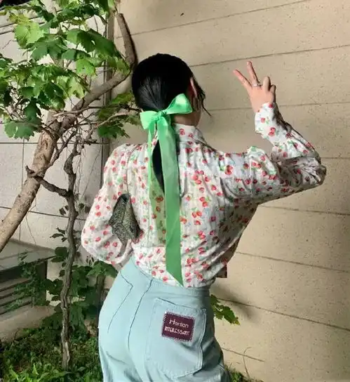 周洁琼真是会打扮穿草莓印花宫廷衫配牛仔裤,拍照效果超高级