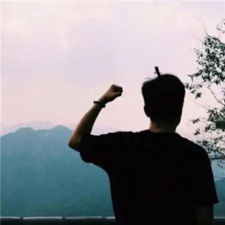 2020最新男生小清新背影头像,穿着打扮特别的潮的男生