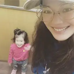 嘟嘴比剪刀手,舒淇与小妹妹斗卖萌