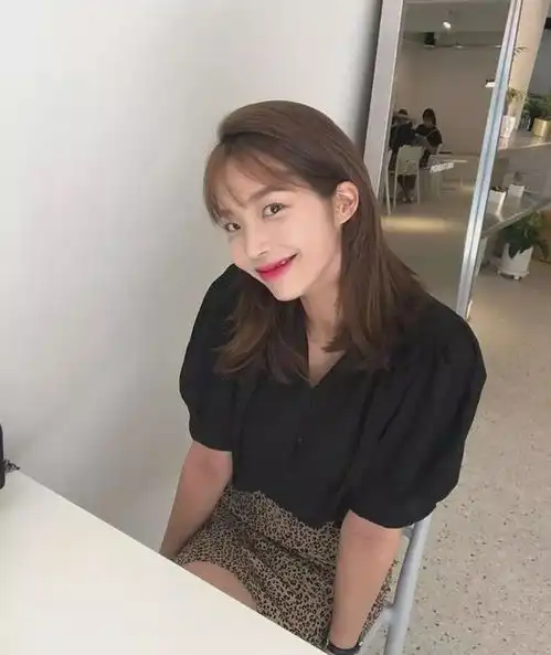 女生的纯欲风衬衫穿搭