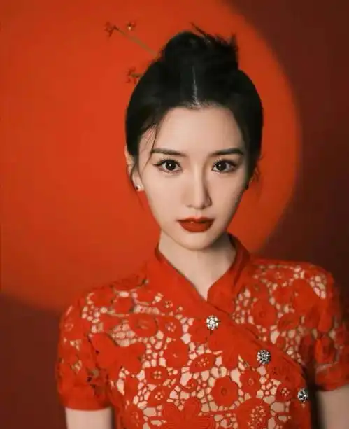 央视春晚刘涛红裙惊艳,赵丽颖新造型彻底封神,李宇春造型碰不得