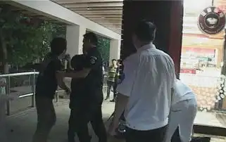 郑州三名嚣张男殴打陌生女孩袭警称家里有背景