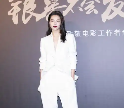 钟楚曦真会穿衣,裤子和鞋子融为一体,凹出一米八逆天长腿