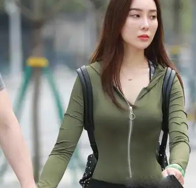 漂亮白皙的打底裤美女,时尚自信的打扮,网友真想带回家