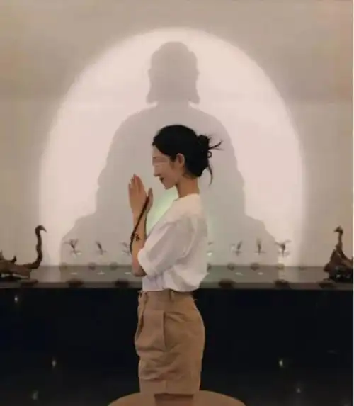 佛媛是什么意思女网红露腿秀身材实则真卖货,佛媛已遭全网打击