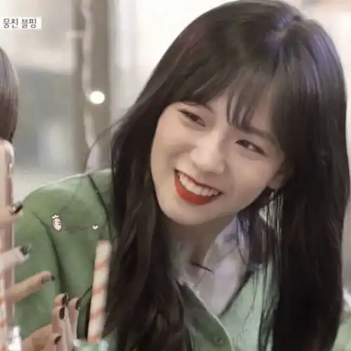 女生头像带花真人冷香