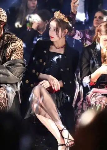 迪丽热巴远赴米兰时装周的四套战衣,变身霸气女王迪上线