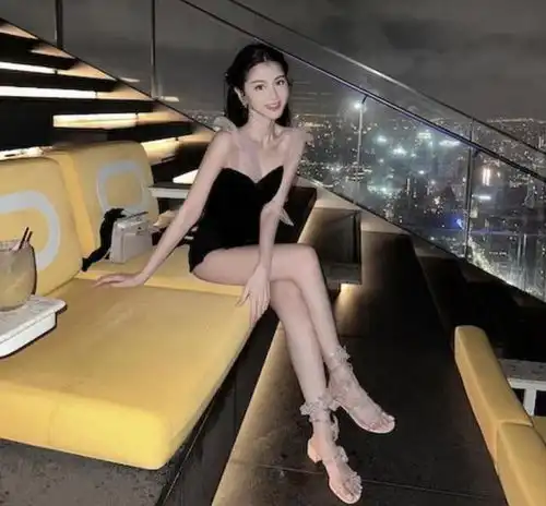 双喜临门港男星被拍现身商场买婴儿用品,早前才向网红女友求婚
