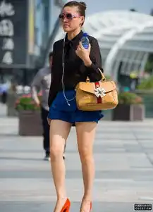 桃园广场街拍的短裙墨镜美女
