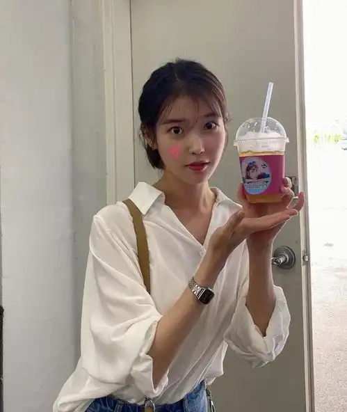 李知恩的少女感绝了,穿条纹衬衫牛仔裤青春靓丽,只有18岁吧