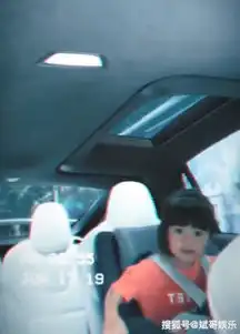 修杰楷晒俩女儿,波妞边吃边跟着音乐摇摆,还带动咘咘一起超嗨