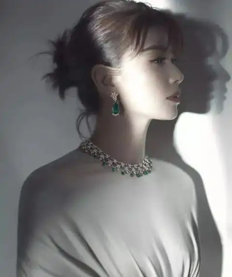 成熟女人如何穿搭刘涛风格可甜可盐,精致造型时刻惹眼