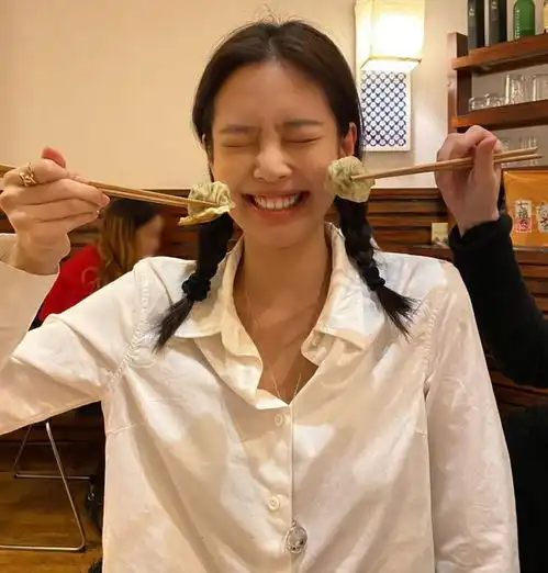 jennie嘟嘴卖萌甜死人,lisa红唇长腿超冷艳ins新美照来袭