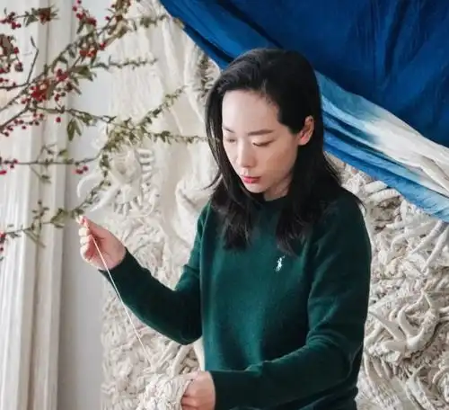 美女硕士拜师云南村妇,把不值钱的中华绝技带去欧洲,价值翻千倍