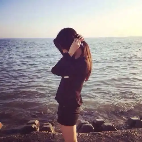 氛围感女生头像背影悲伤