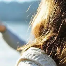 15句很久后才明白的短句子,成年人只管利益,小孩子才分对错