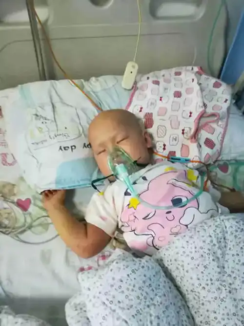 被肿瘤君欺负的4岁小女孩很坚强