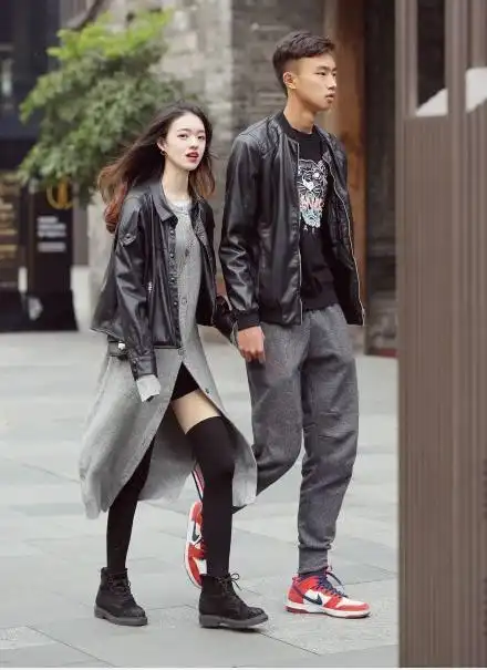 街拍美女,高颜值美女对搭配的掌控总是很到位,可爱和高冷怎么选
