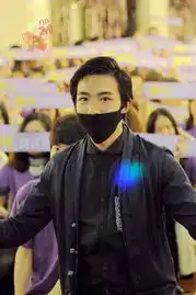 俞灏明大方出镜会陈鲁豫复出前罕见庆生照曝光