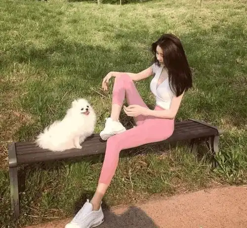 打底裤的装扮不管走到哪里,都显得性感无比,气质迷人