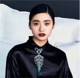 沈月与超模同框对比惨烈,别人都走她吃力小跑,摄影师艰难取景