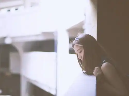 女孩侧脸头像竖屏壁纸伤