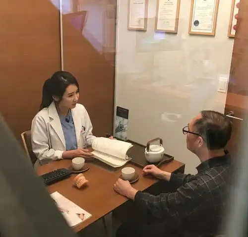 50岁最美牙医和女儿似姐妹,身材火辣赶模特