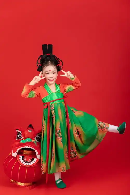 灯笼舞狮龙年新年春节女孩人物摄影图广告素材下载至来源处