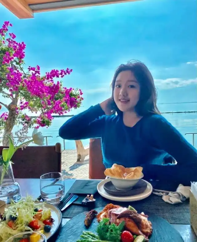 主持人李静现身高档餐厅身材消瘦模样大变,18岁女儿身材太抢眼
