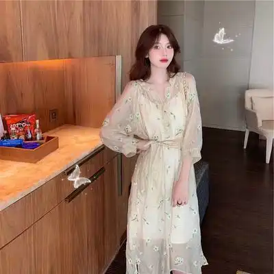 建议喜欢穿碎花裙的女人多试试以下6套造型,减龄又有气质