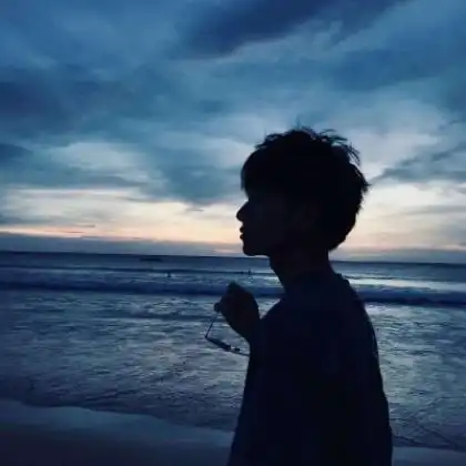 头像女真人背影二见钟情