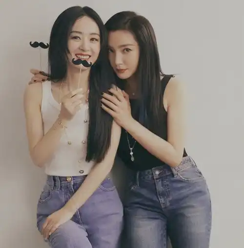 赵丽颖李冰冰合体拍杂志,两人摆同款姿势默契满分,同框太养眼