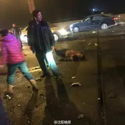 轿车冲入围观人群撞飞3人一人死亡沈阳连环车祸现场图片