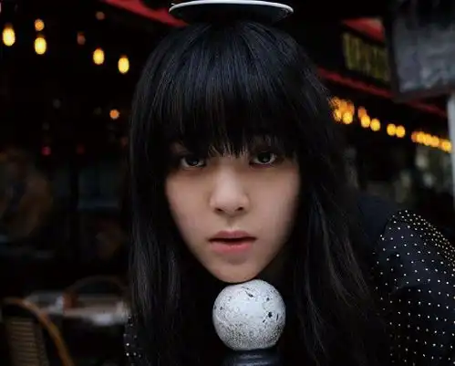 女星留一刀切厚刘海,关晓彤变暗黑了,看到郑爽别怪粉丝不夸