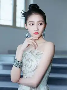 鹿晗零点准时为关晓彤庆生,三年坚持撒狗粮,但粉丝们却自说自话